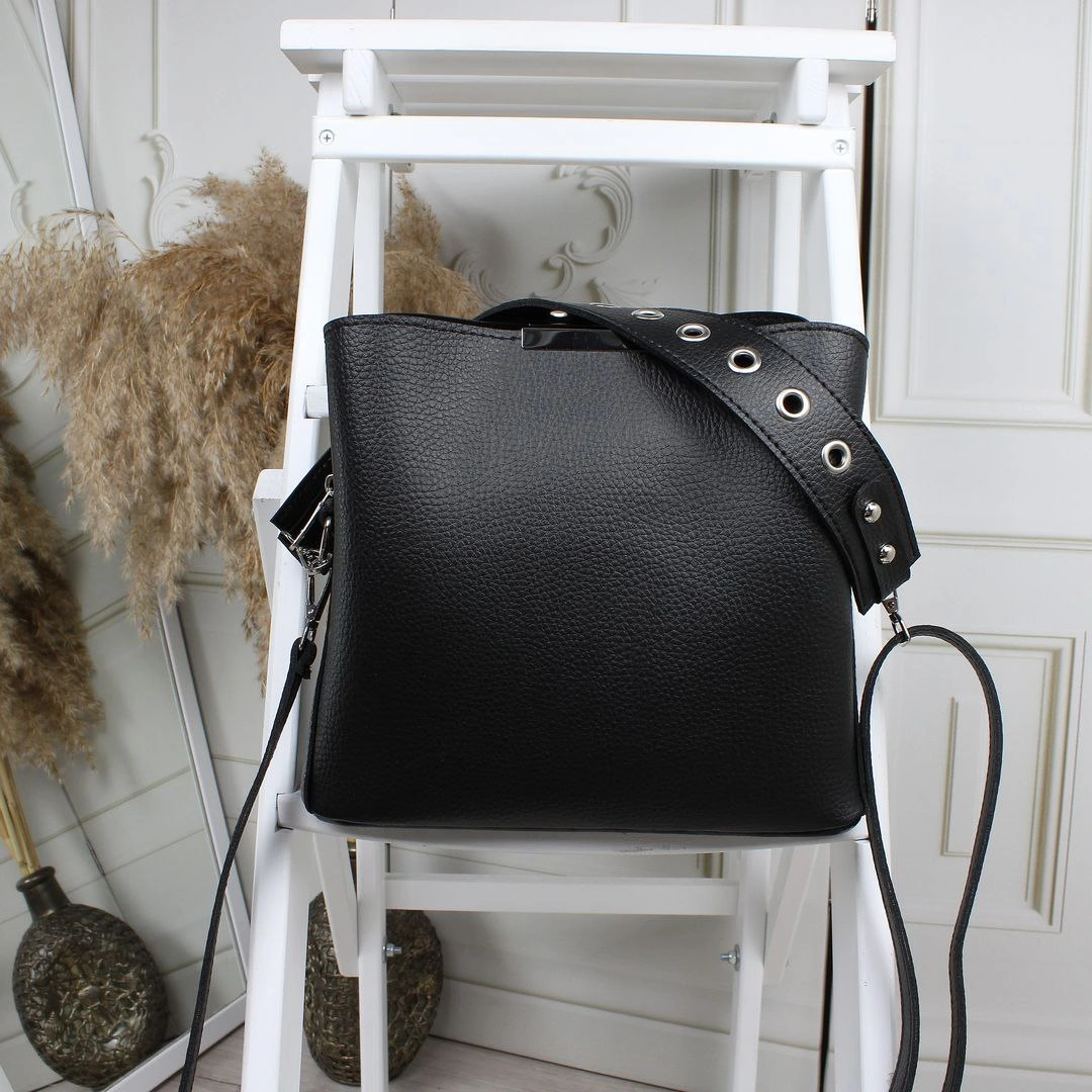 Жіноча сумка чорна класична еко-шкіра, практична та багатофункціональна